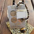 Geschenkset - Tigerauge Armband und Herzstein aus Tigerauge und Handy-Sticker Blume des Lebens