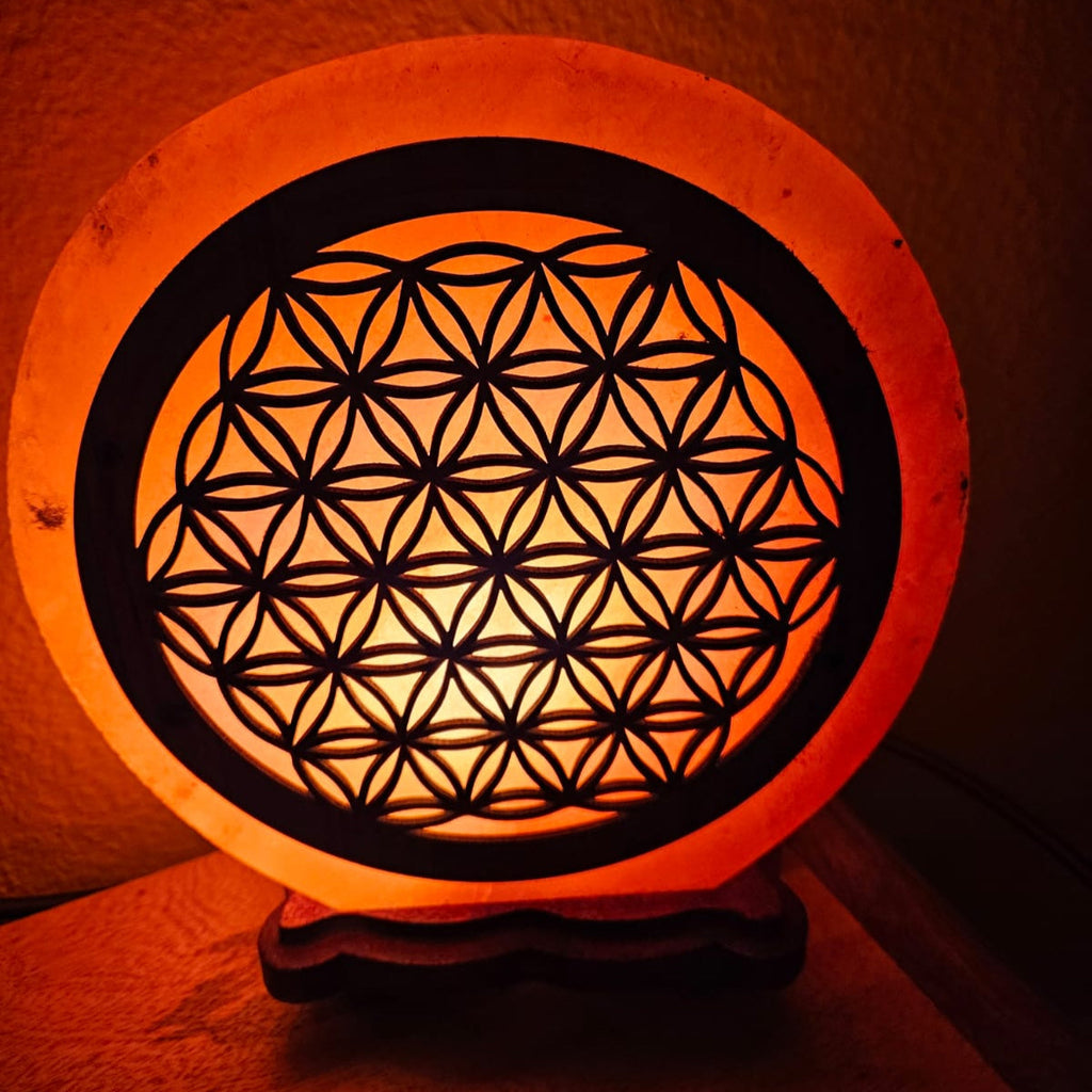 Salzkristalllampe mit einer Blume des Lebens aus Holz