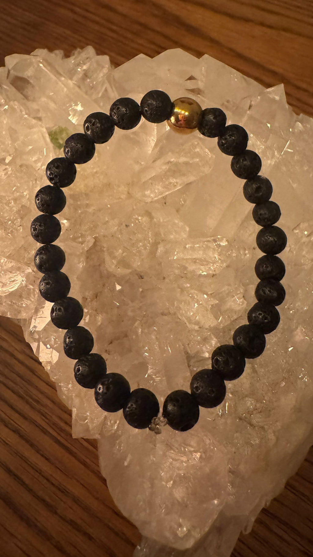 Handgemachtes Lavastein-Armband 6mm mit goldener Edelstahl-Perle