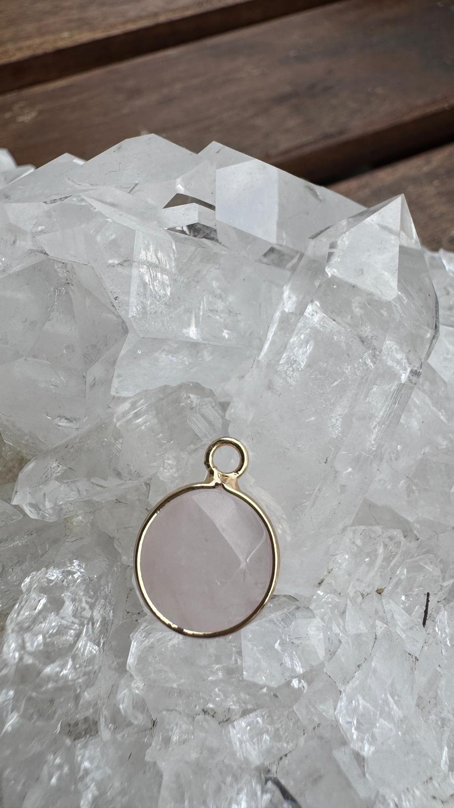 Rosenquarz Anhänger – Leicht vergoldet (Brass Edge)