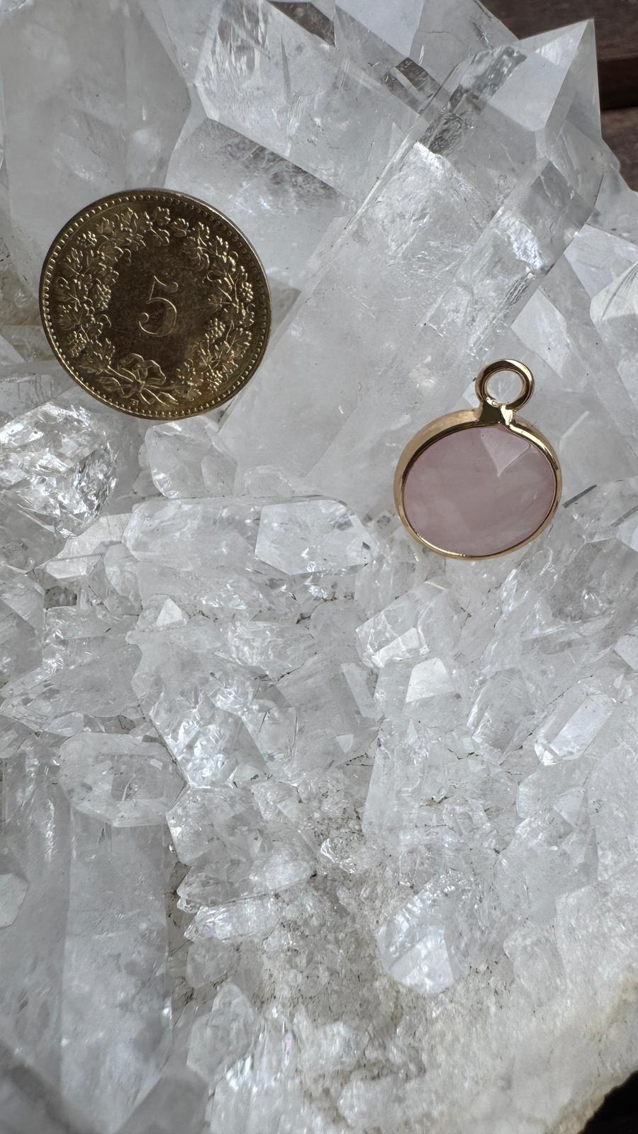 Rosenquarz Anhänger – Leicht vergoldet (Brass Edge)