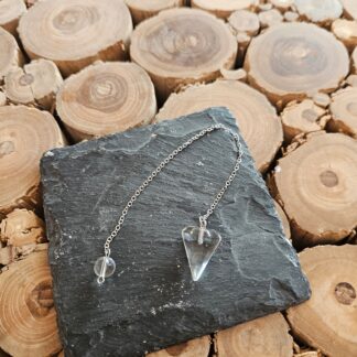 Pendel aus weissem Stein