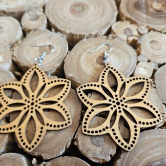 Holz-Ohrringe in Blumenform
