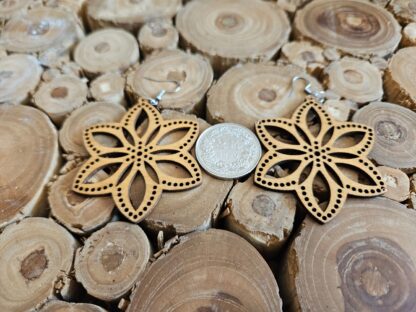 Holz-Ohrringe in Blumenform – Bild 2
