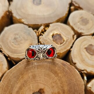 Verstellbarer Eulenring mit roten Augen