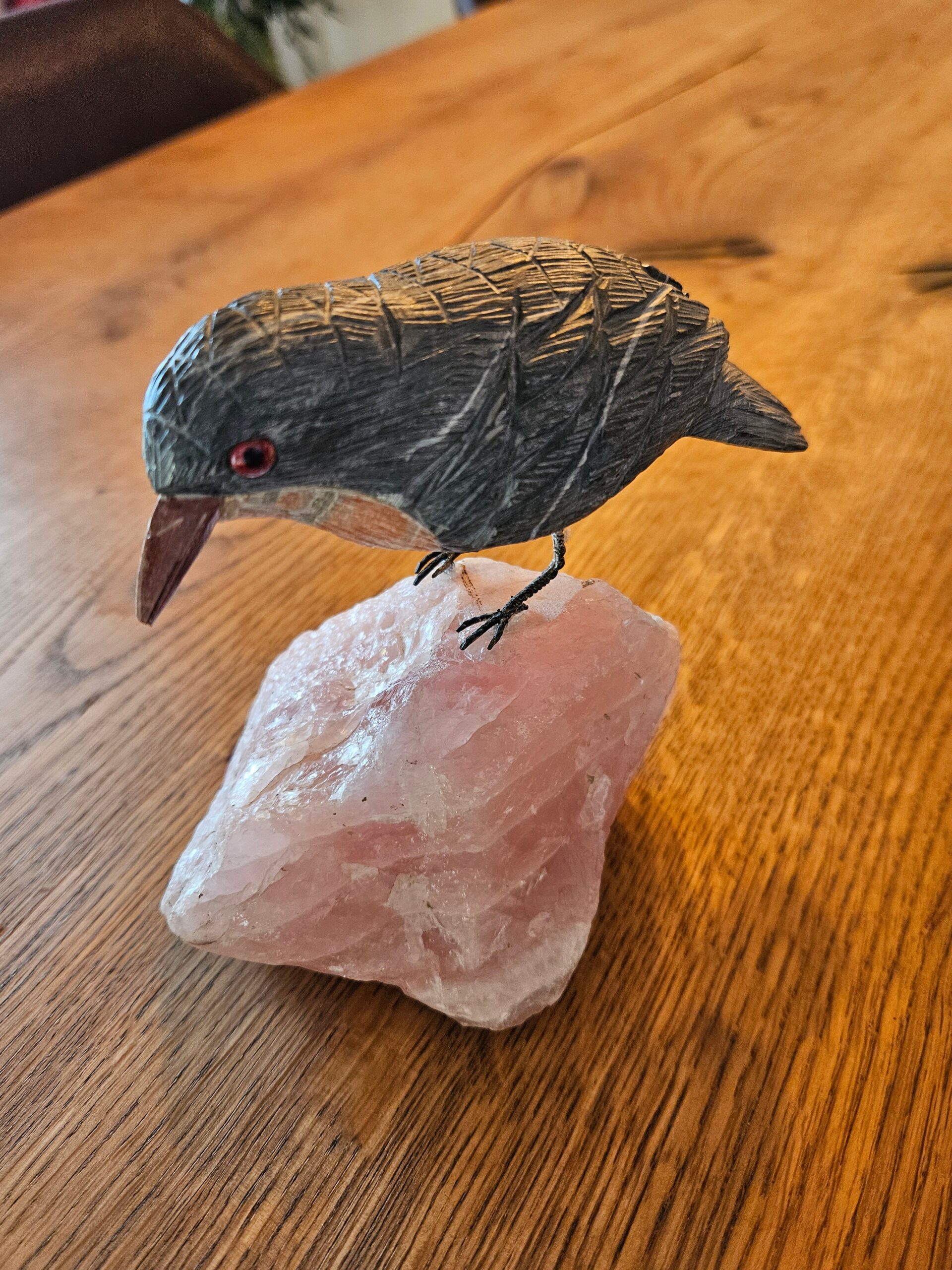 Rosenquarz mit Graphit-Vogel 1064gr (unikat) – Bild 2