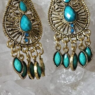 Goldene Ohrringe mit türkisen Steinen