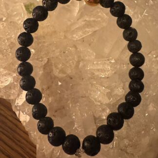 Handgemachtes Lavastein-Armband 6mm mit goldener Edelstahl-Perle