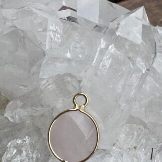 Rosenquarz Anhänger – Leicht vergoldet (Brass Edge)
