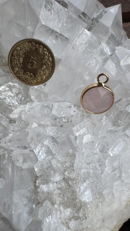 Rosenquarz Anhänger – Leicht vergoldet (Brass Edge) – Bild 3