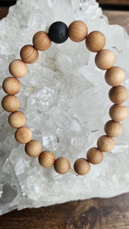 Handgefertigtes Zedernholz & Lavastein Armband von Spirit-Place.ch – Bild 3