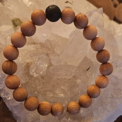 Handgefertigtes Zedernholz & Lavastein Armband von Spirit-Place.ch – Bild 2